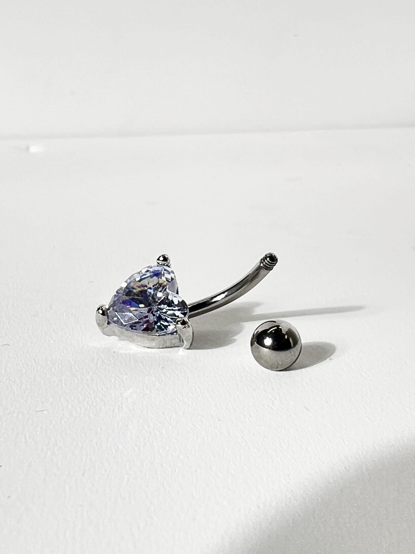 14G モチーフストーンバナナバーベルボディピアス・へそピアス (ハート) - 画像 (3)