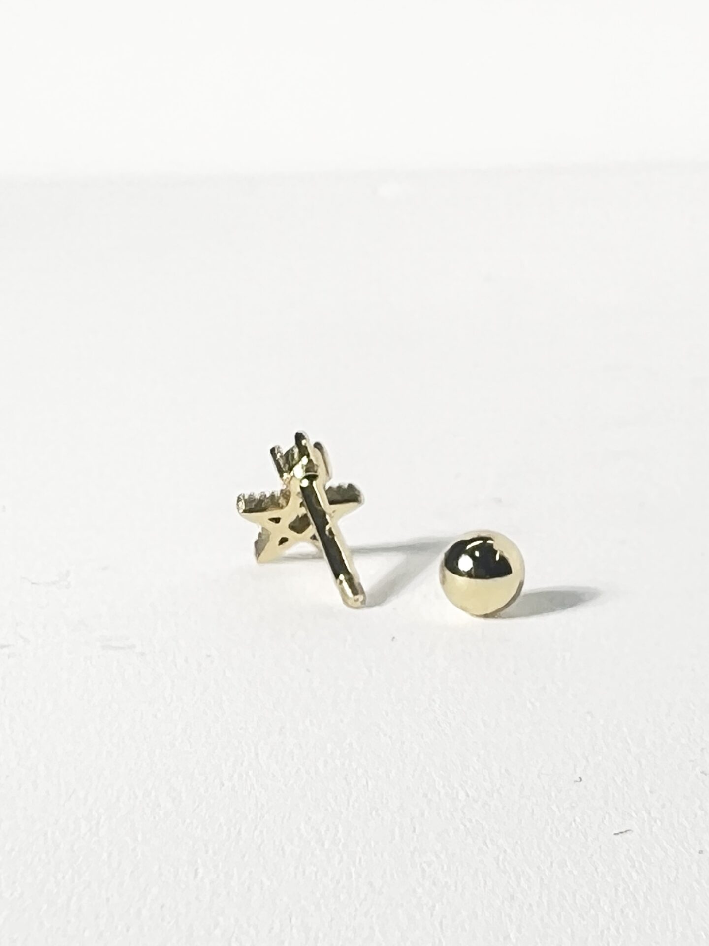 16G ワンポイントスターストレートバーベルボディピアス (ゴールド) - 画像 (3)