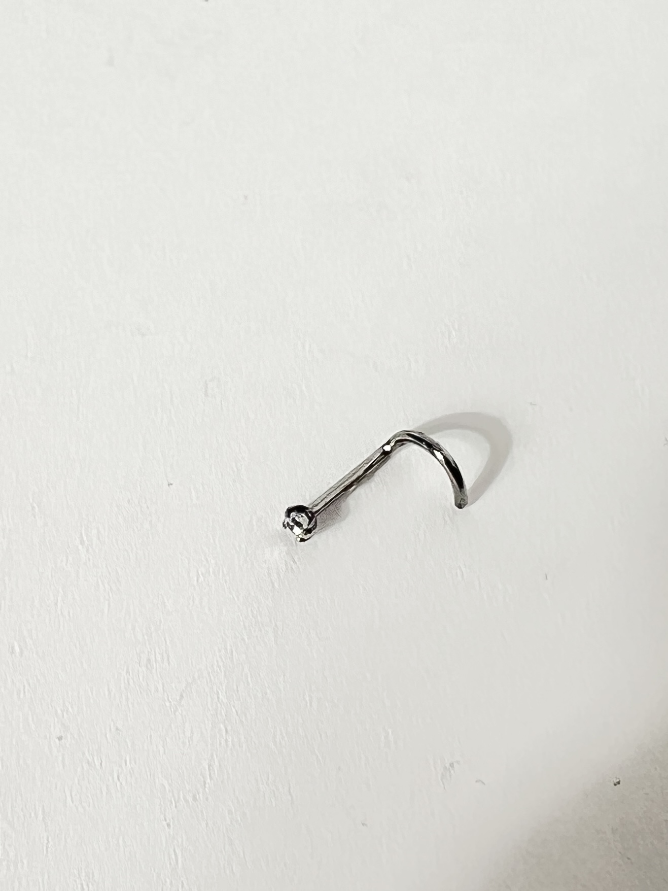 20G ジュエルノーズスクリューボディピアス・鼻ピアス (2mm) - 画像 (2)